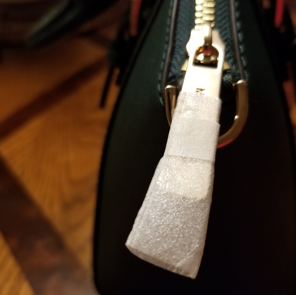 Michael kors small hand bag. Green with gold hardware - Picture 6 of 12